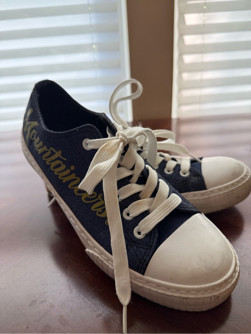 WEST VIRGINIA MOUNTAINEERS Low-Top Sneakers with Cream Laces and Gold Script 8